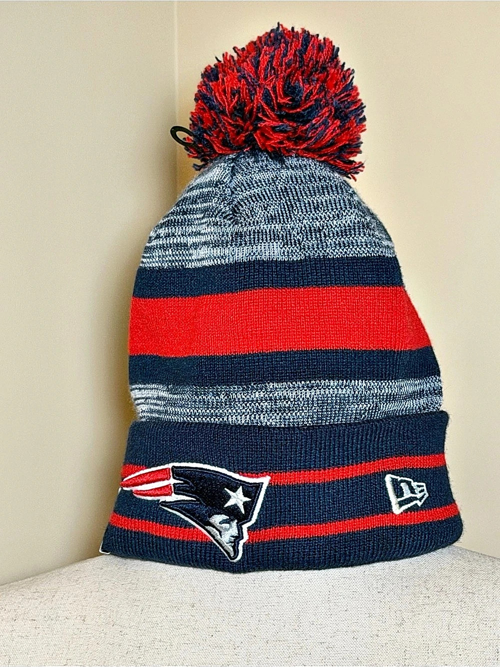 New Era New England Patriots NFL Cuff Pom Knit Beanie Hat Blue & Red NWT